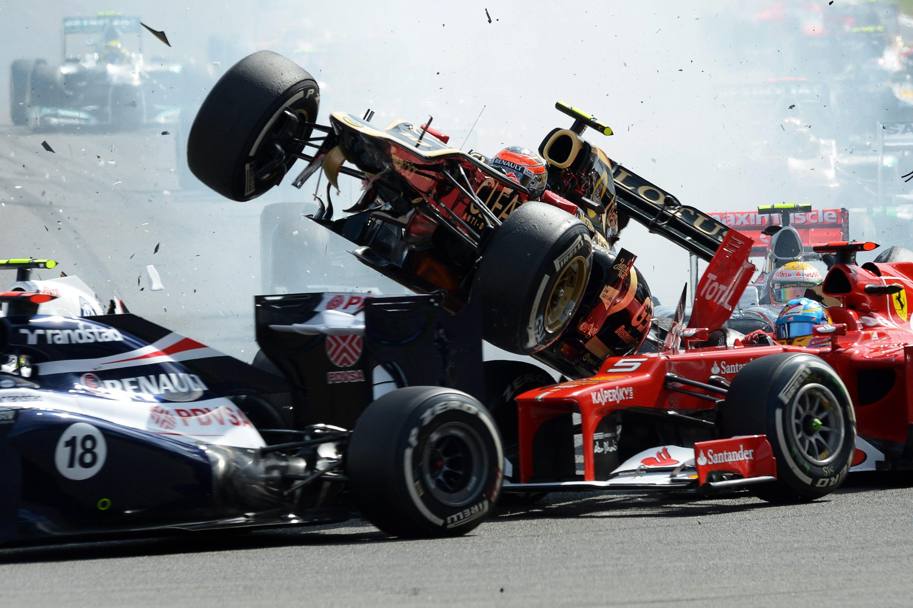 Spa 2012: la grande paura. Grosjean al via fa strike e decolla sul muso della Ferrari, passando a pochi centimetri dal casco di Alonso. È un episodio che deciderà il mondiale, ma l&#39;aver salvato la vita conta di più. Epa